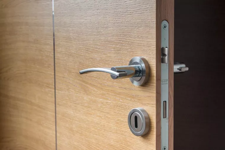 Personne spécialiste dans le remplacement de poignée de porte, Lyon, HABILOME