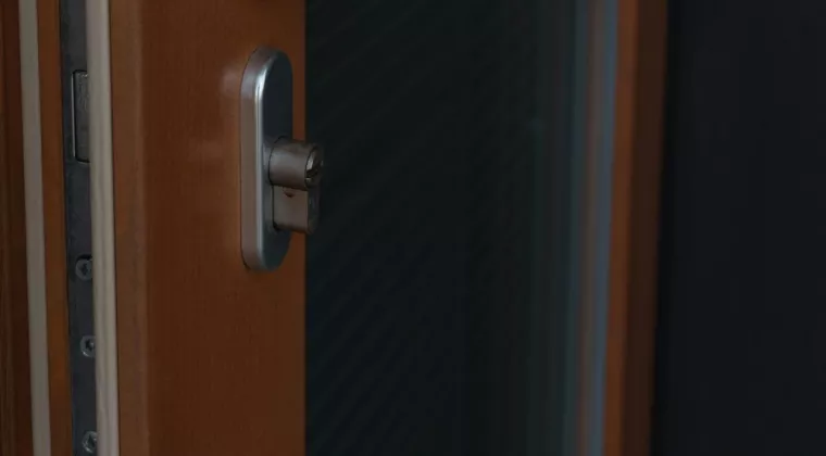 Personne spécialiste dans le remplacement de serrures, Lyon, HABILOME