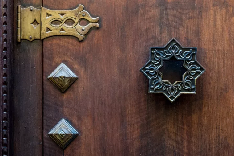 Personne spécialiste dans la réparation ou le remplacement de charnières de porte de meubles, Lyon, HABILOME