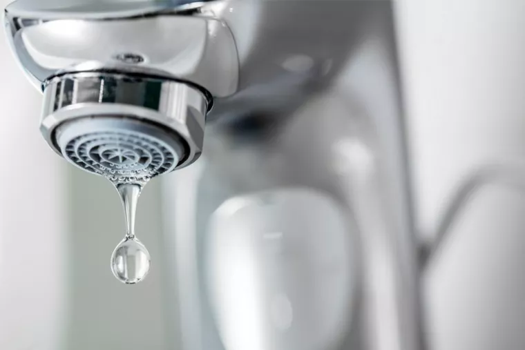 Personne spécialiste du remplacement d’un joint silicone d’étanchéité à Lyon, Lyon, HABILOME