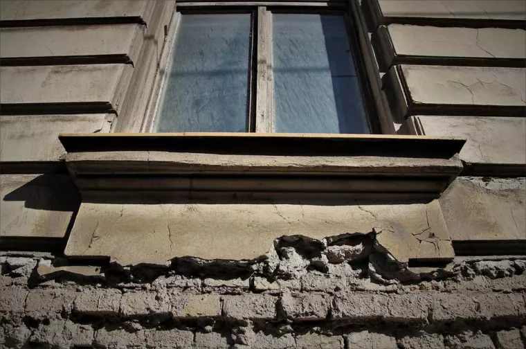 Personne spécialiste de la rénovation de bas de fenêtre dégradé à Lyon, Lyon, HABILOME
