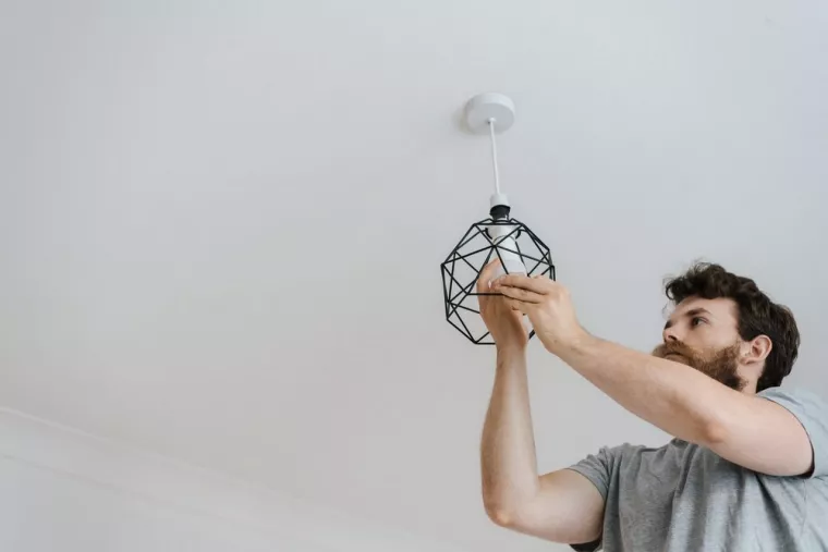Professionnel pour l’installation et le raccordement de luminaires, Lyon, HABILOME