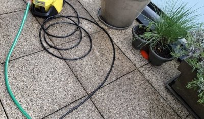 Nettoyage HP d'une terrasse en dalles béton