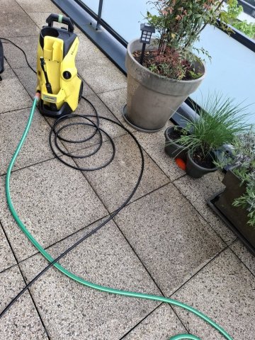 Nettoyage HP d'une terrasse en dalles béton