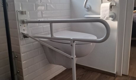 Barres d'appui installées dans un WC