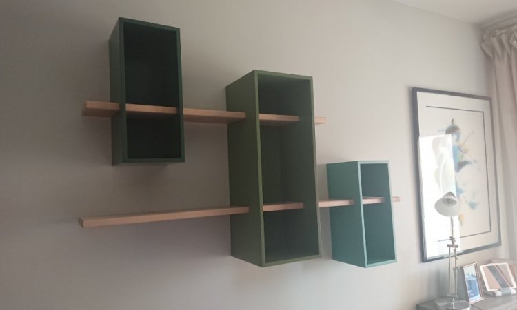 Installation d'étagères dans une chambre