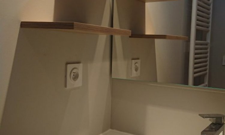 Installation d'étagères dans une salle de bains
